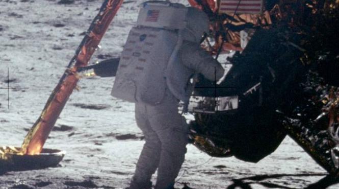 obiecte ale astronautului neil armstrong scoase la licitatie