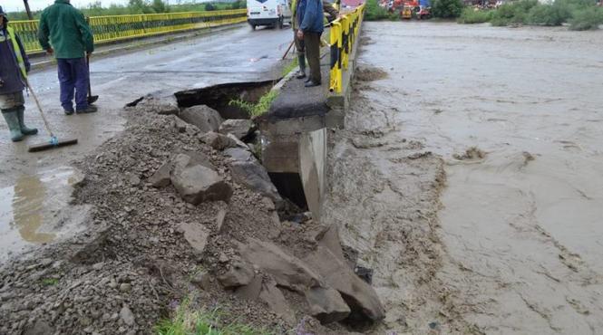 podul de la milisauti a fost inchis dupa ce a fost afectat de o viitura
