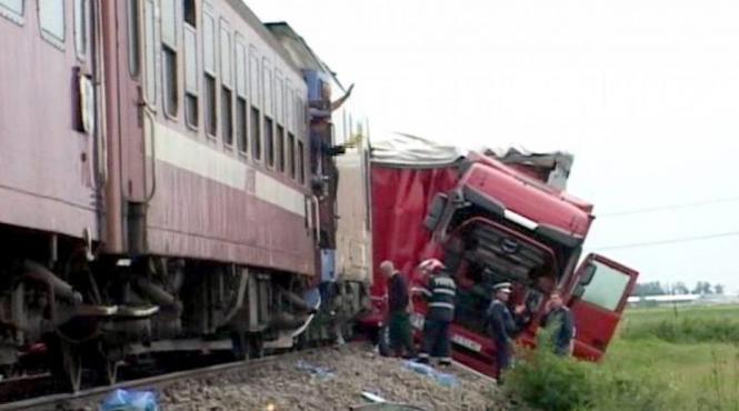 accident in teleorman un tir a fost spulberat de un tren patru persoane au fost ranite