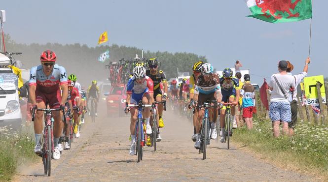 video haos la turul frantei protest si gaze lacrimogene la kilometrul 29 din cei 219 kilometri