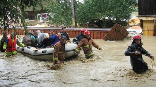 zeci de locuinte au fost inundate dupa ploile din ultimele 24 de ore