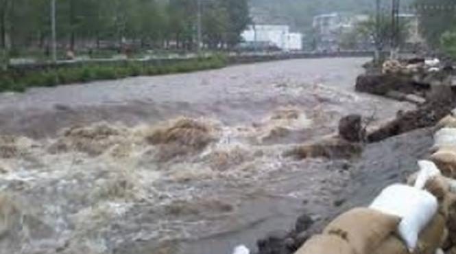 barbatul luat de viitura la ladesti este cautat in continuare de politisti pompieri si jandarmi