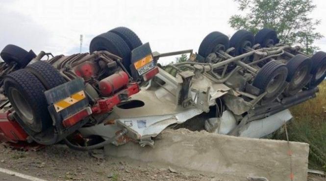 traficul rutier este blocat pe dn1 la scoreiu unde s a rasturnat o cisterna cu praf de ciment