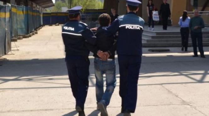 unul dintre minorii care au jefuit o batrana pe o strada din brasov a fost retinut