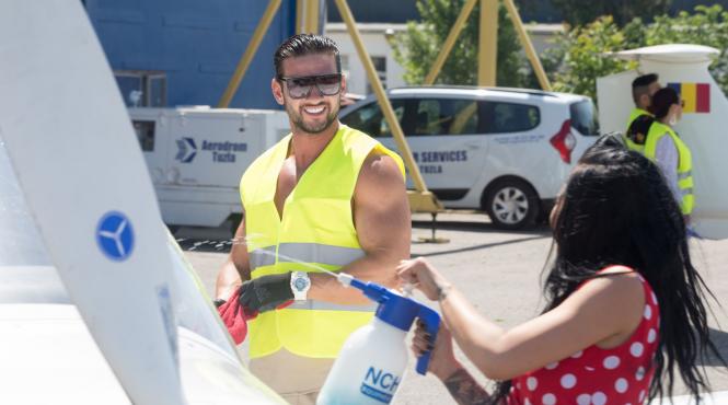 nea marin si vedetele din echipa sa la o scoala de pilotaj este prima data in 60 de ani cand fac asa ceva