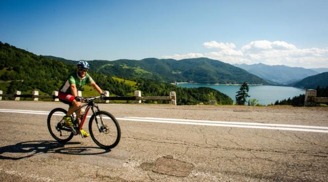 patru ciclisti vor desena conturul romaniei pe bicicleta in scopul constientizarii autismului