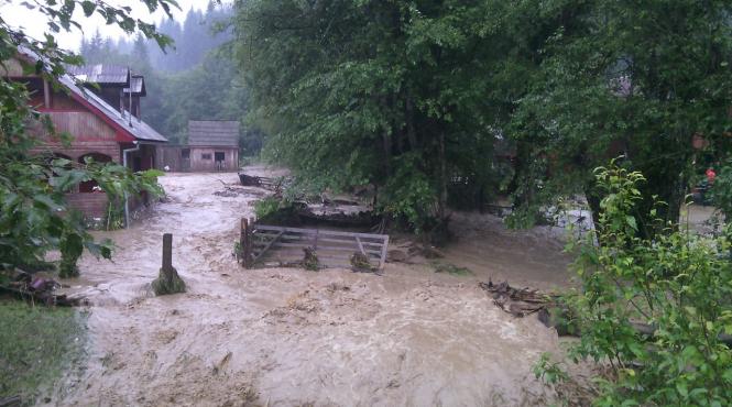 o femeie si a pierdut viata dupa ce a fost luata de viitura in satul basarabasa