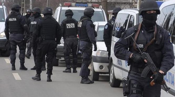 perchezitii la clanul gruia acuzatii de trafic de droguri proxenetism si falsificare de bani