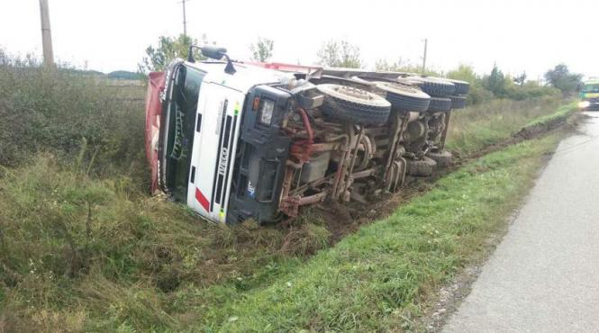 accident grav in bistrita doi copii au fost raniti in urma impactului intre un tir si o masina