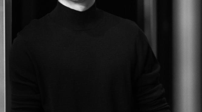 denis de la the motans a vazut prima oara marea la 7 ani si a ramas fascinat de cum putea scrie cu lumina pe plaja