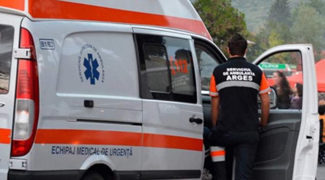 copil aflat in incinta unei tabere ranit de acoperisul unui foisor care a cazut peste el