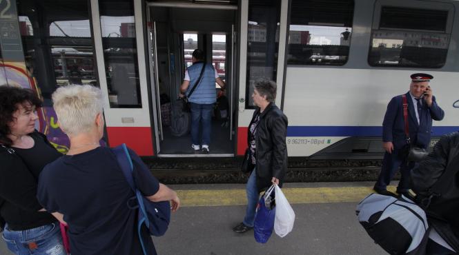 baietii destepti de la cfr prospera pe bani publici