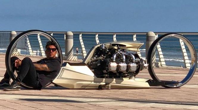 video cum arata o motocicleta dotata cu motor de avion