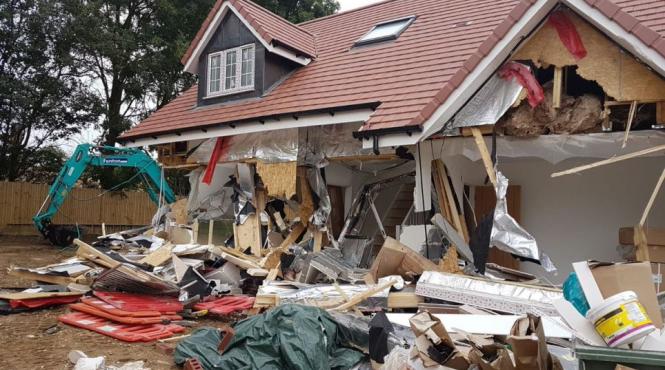 roman pus sub acuzare pentru distrugerea a cinci case noi in marea britanie