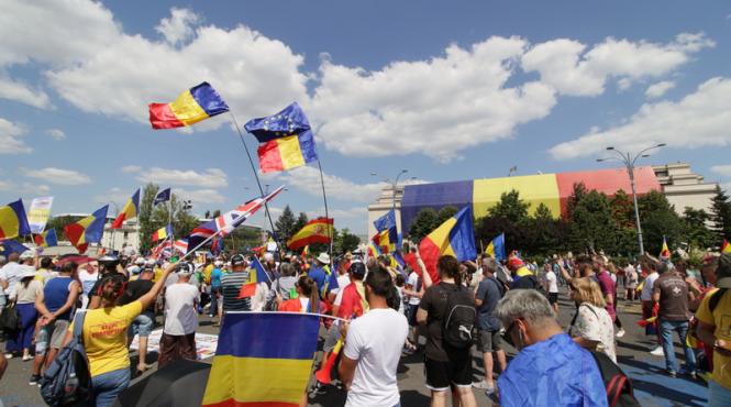 update peste 100 de persoane in piata victoriei in a patra zi de proteste o persoana scoasa de jandarmi