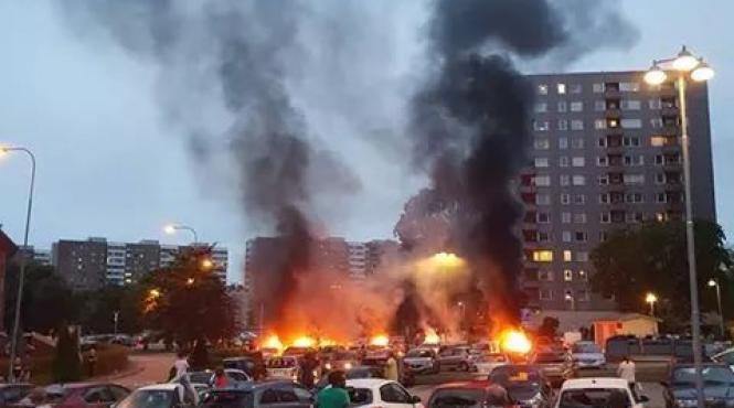 arestari in suedia dupa incendierea a circa o suta de masini si incidente intre tineri si politie