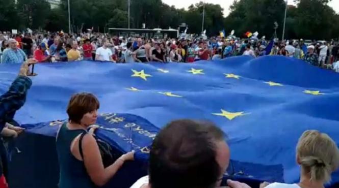mii de oameni s au adunat in piata victoriei pentru a patru noapte de proteste