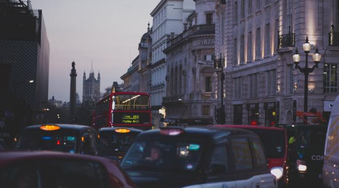 un copil s a nascut in trafic in marea britanie in timpul unui ambuteiaj provocat de un accident