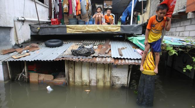 de ce se scufunda jakarta