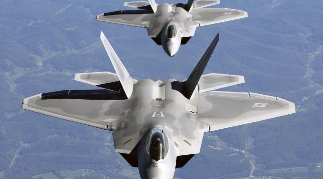 doua avioane f 22 raptor in premiera la un exercitiu comun in romania