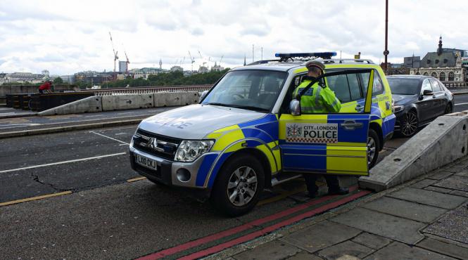 doi copii au supravietuit doua zile fara apa si mancare dupa ce mama lor a murit intr un accident de masina