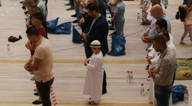 galerie foto musulmanii din bucuresti celebreaza sarbatoarea sacrificiului eid al adha