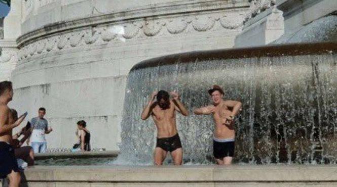 doi turisti cautati de politie dupa ce au facut baie in fantana monumentului altare della patria din italia