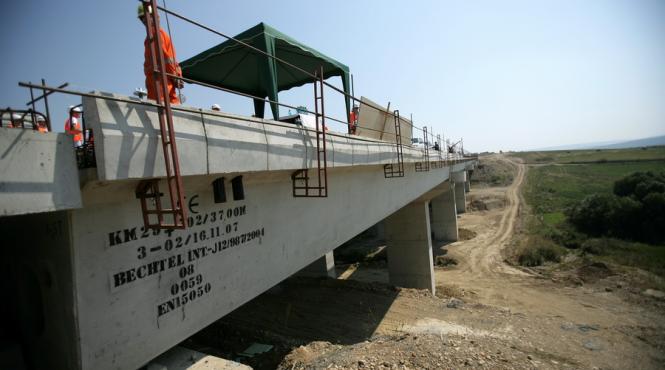 mecanism de imbogatire firmele se bat pe contractele platite prost de stat