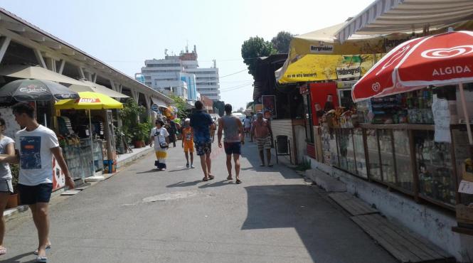 alerta la constanta mai multi turisti au solicitat asistenta medicala dupa ce au luat masa la o terasa din costinesti