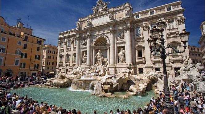 fontana di trevi sufocata zilnic de fluxul mare de turisti