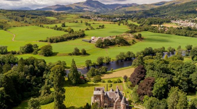 in scotia se vinde un castel din secolul 19 cu interior modern