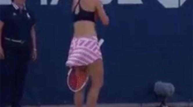video jucatoare de tenis penalizata pentru ca si a dat jos tricoul pe teren