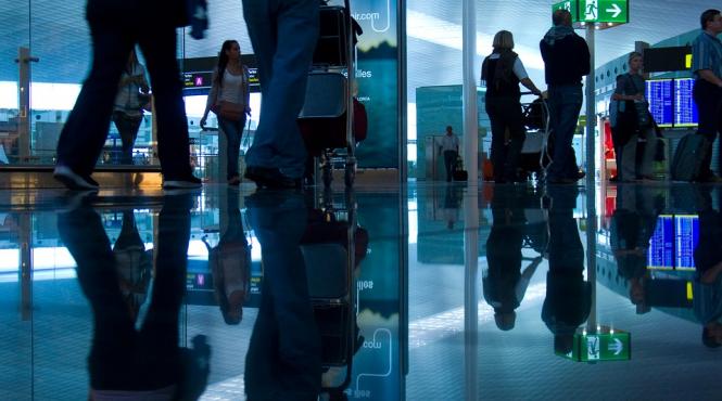 tot mai multi romani isi iau lumea in cap