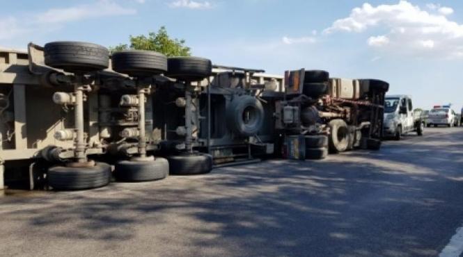 un tir incarcat cu frigidere s a rasturnat pe dn67 dupa ce soferul a fost intepat de o albina
