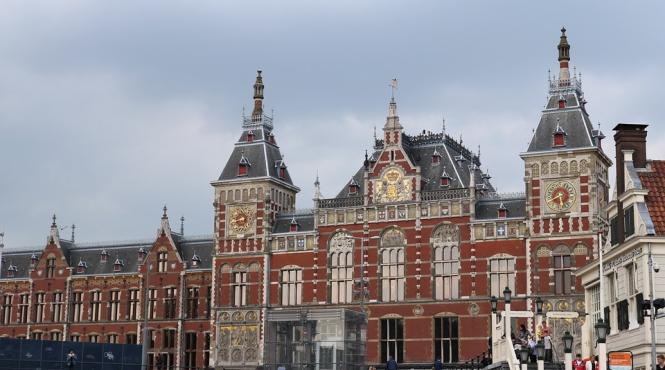 cei doi raniti in atacul cu cutit de la amsterdam sunt cetateni americani atacatorul este un tanar afgan