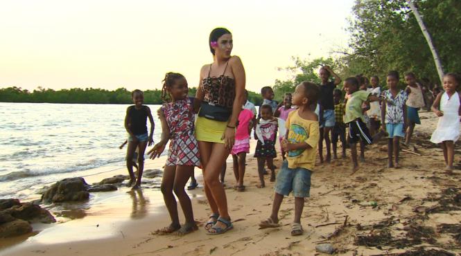 concurentii din ultimul trib fac schimb de obiceiuri cu localnicii din madagascar