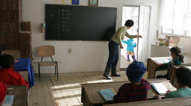 copii se intorc la scolile cu closetul in fundul curtii dezastrul din invatamant