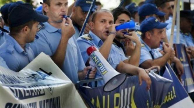 protest al angajatilor din penitenciarele din botosani sindicalistii cer demisia lui tudorel toader