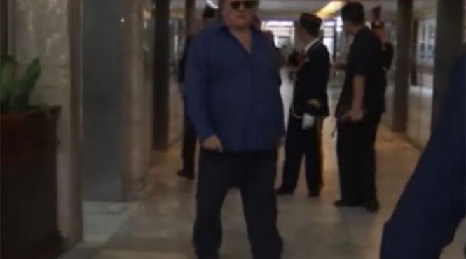 video gerard depardieu a aparut intr un hotel din phenian