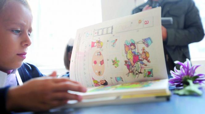 se cauta 30 000 de profesori copiii vor invata cu femeile de serviciu