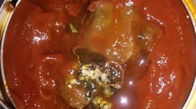 incredibil o femeie din botosani a gasit un soarece mort intr o cutie cu pasta de tomate