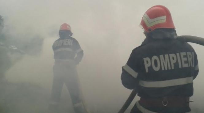 incendiu la un bloc de locuinte din titu toti locatarii au fost evacuati