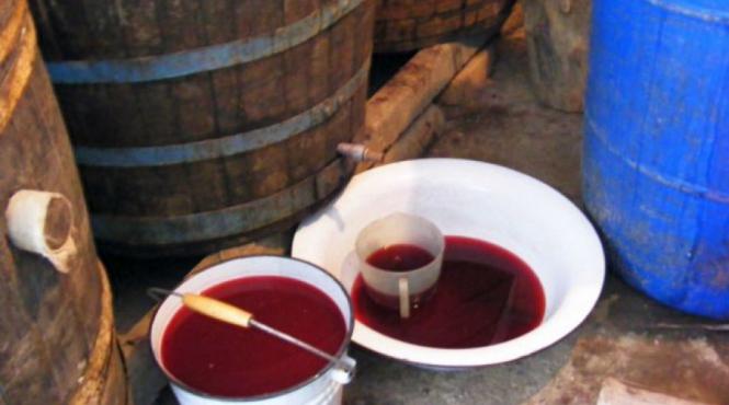 un barbat a ajuns la spital dupa ce s a intoxicat cu monoxidul de carbon produs de vinul aflat in fermentatie