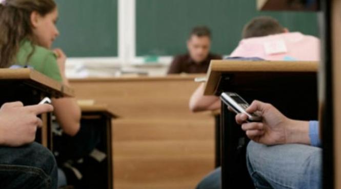 albania interzice folosirea telefoanelor mobile in scoli