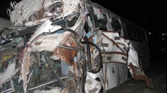 tragedie pe autostrada 21 morti in coliziunea dintre un autobuz si un camion cisterna