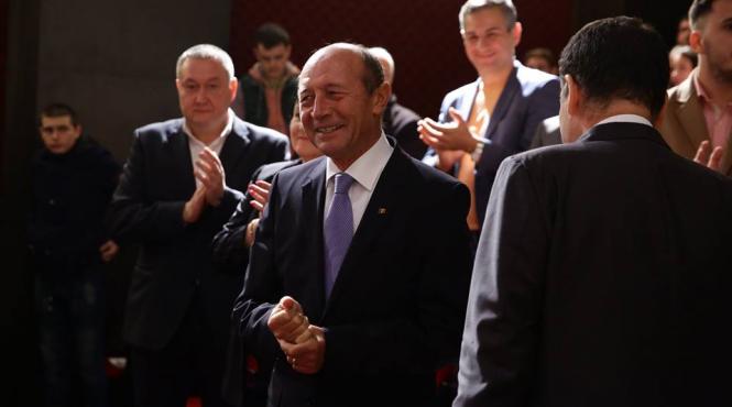 traian basescu despre intalnirea dintre juncker si dancila