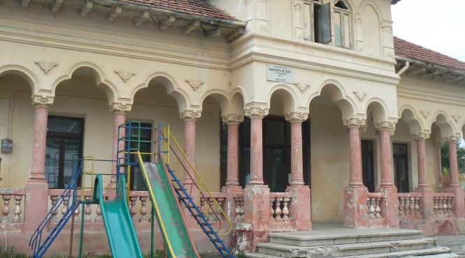 lacat pe usa unei gradinite din teleorman