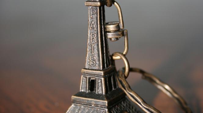 politia franceza a confiscat 20 de tone de brelocuri cu turnul eiffel