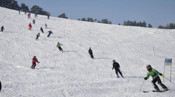 covasna partia de schi din statiunea covasna dotata cu trei tunuri de zapada