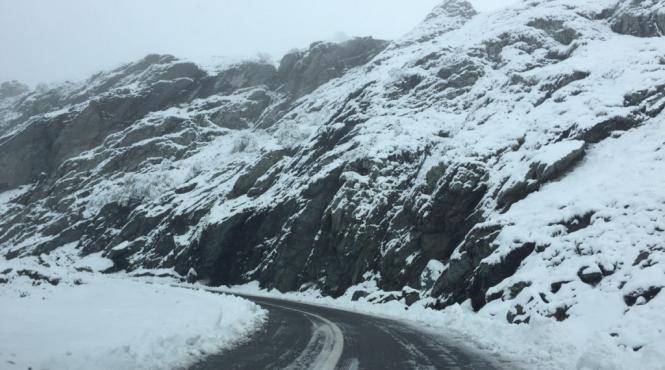 circulatie rutiera se desfasoar in conditii de iarna pe transfagarasan stratul de zapada are 10 centimetri